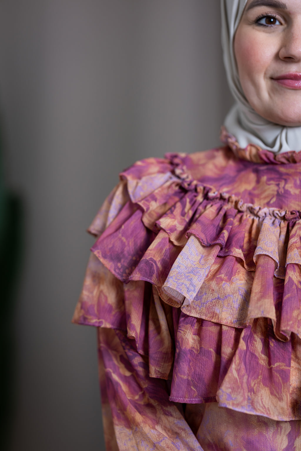 Robe longue fleurie à volants rose