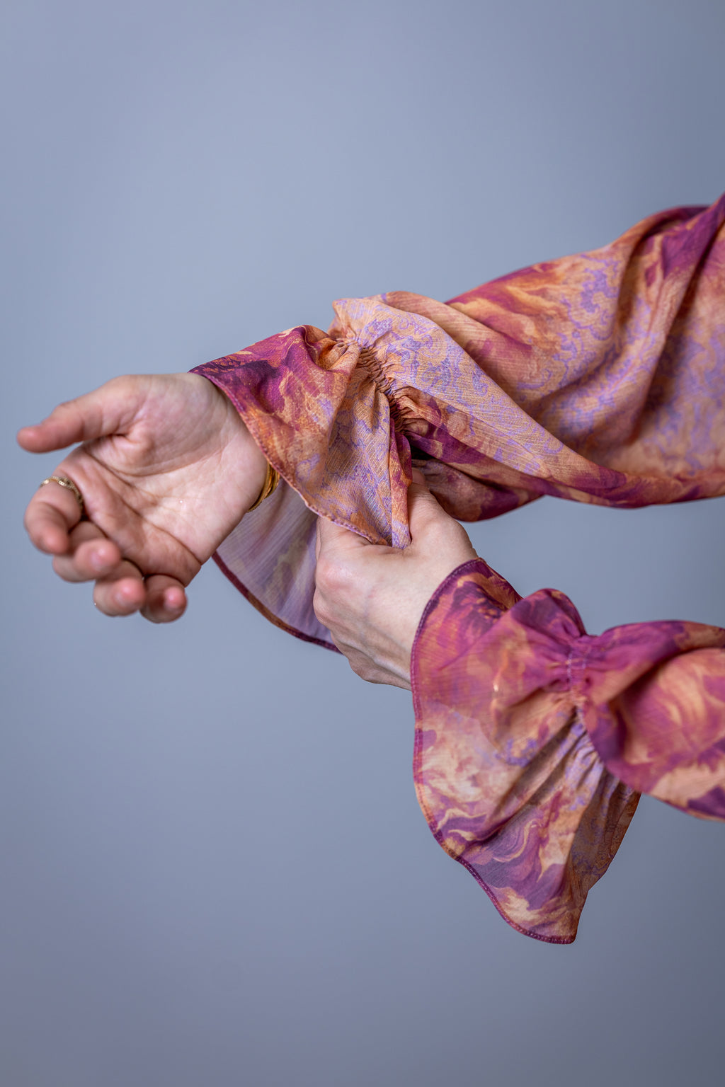 Robe longue fleurie à volants rose