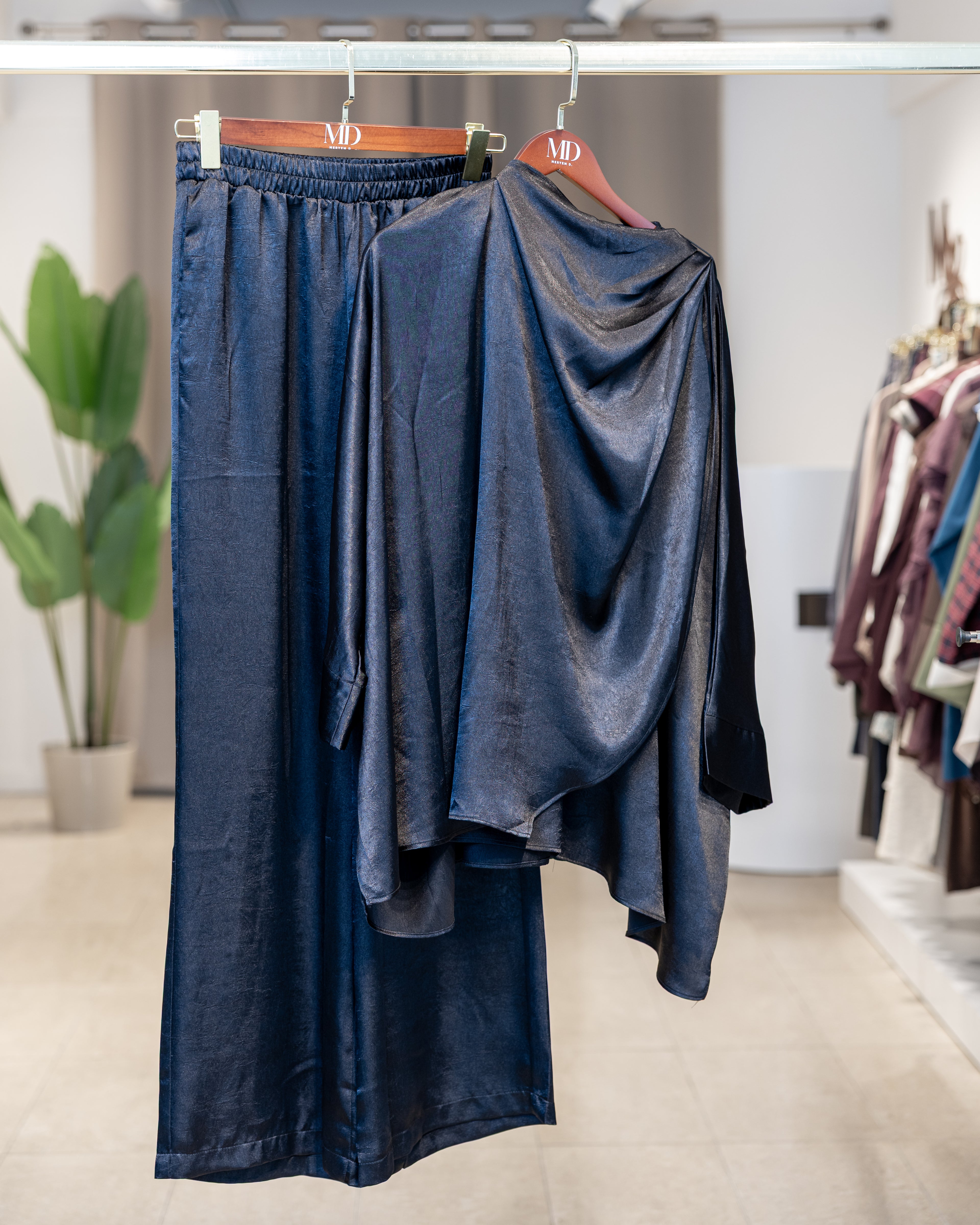 Ensemble pantalon et tunique drapée satin bleu marine