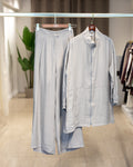 Ensemble pantalon et veste zippée col mao bleu ciel lin