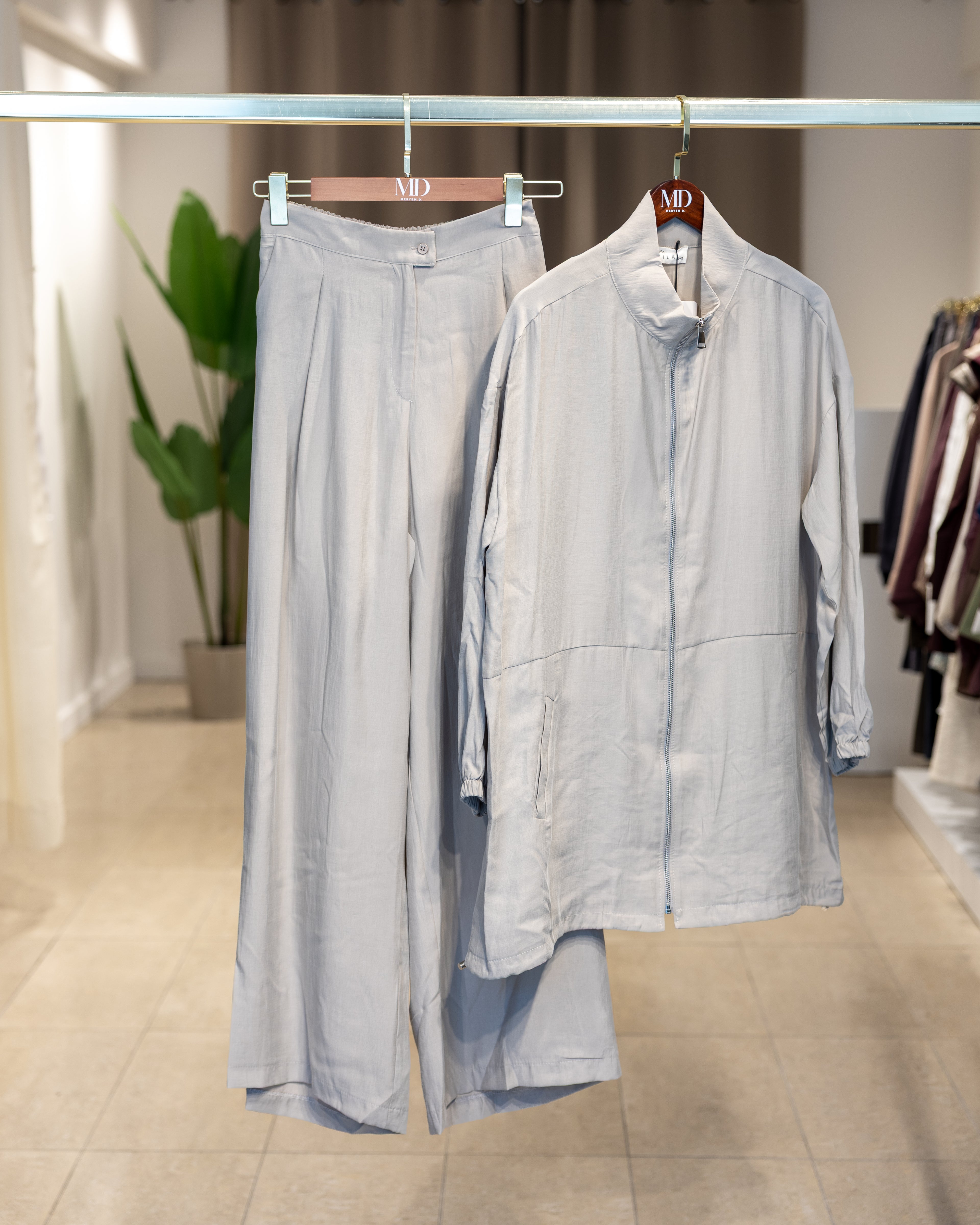 Ensemble pantalon et veste zippée col mao bleu ciel lin