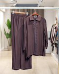 Ensemble pantalon et chemise zippée col polo brun