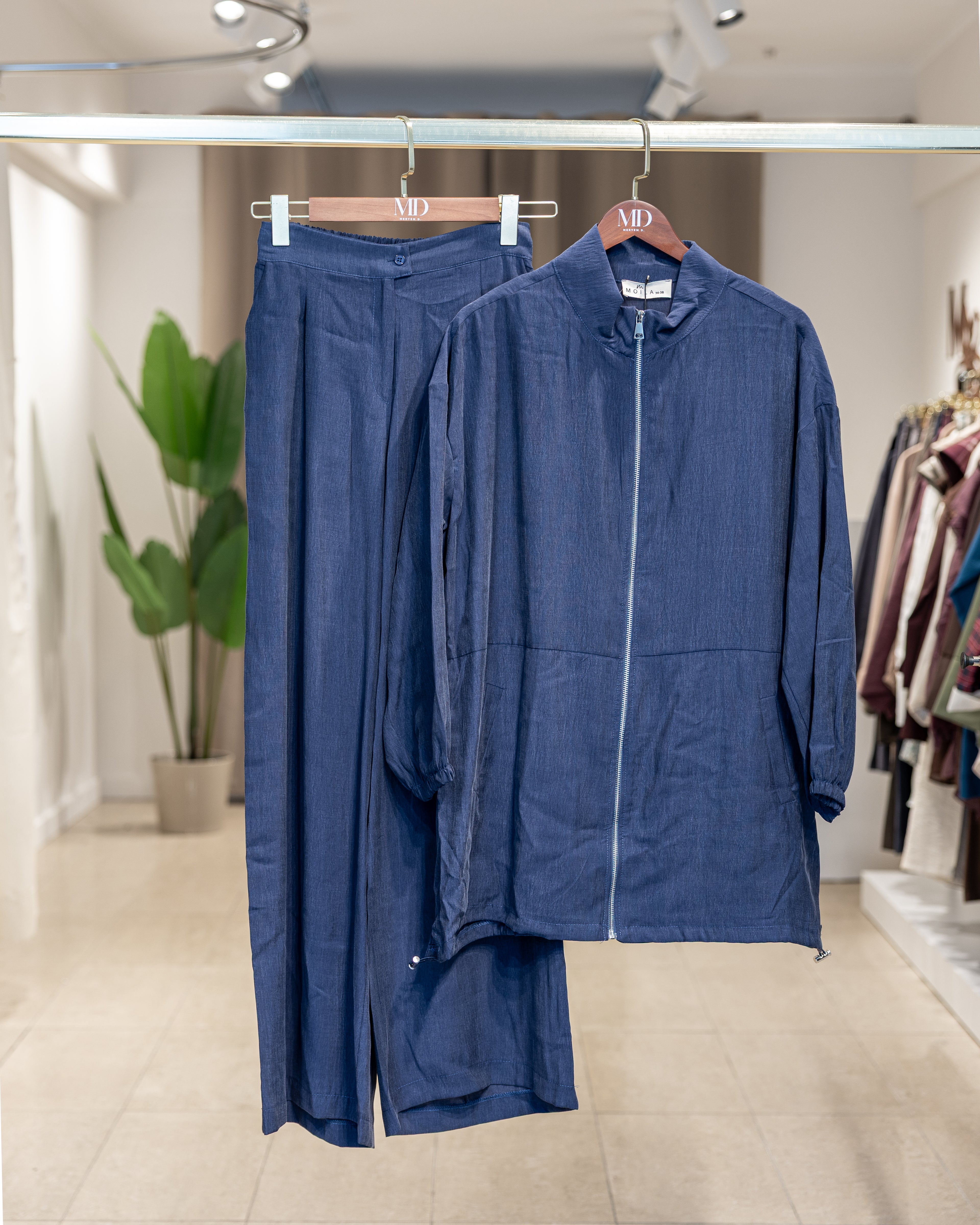 Ensemble pantalon et veste zippée col mao denim bleu marine