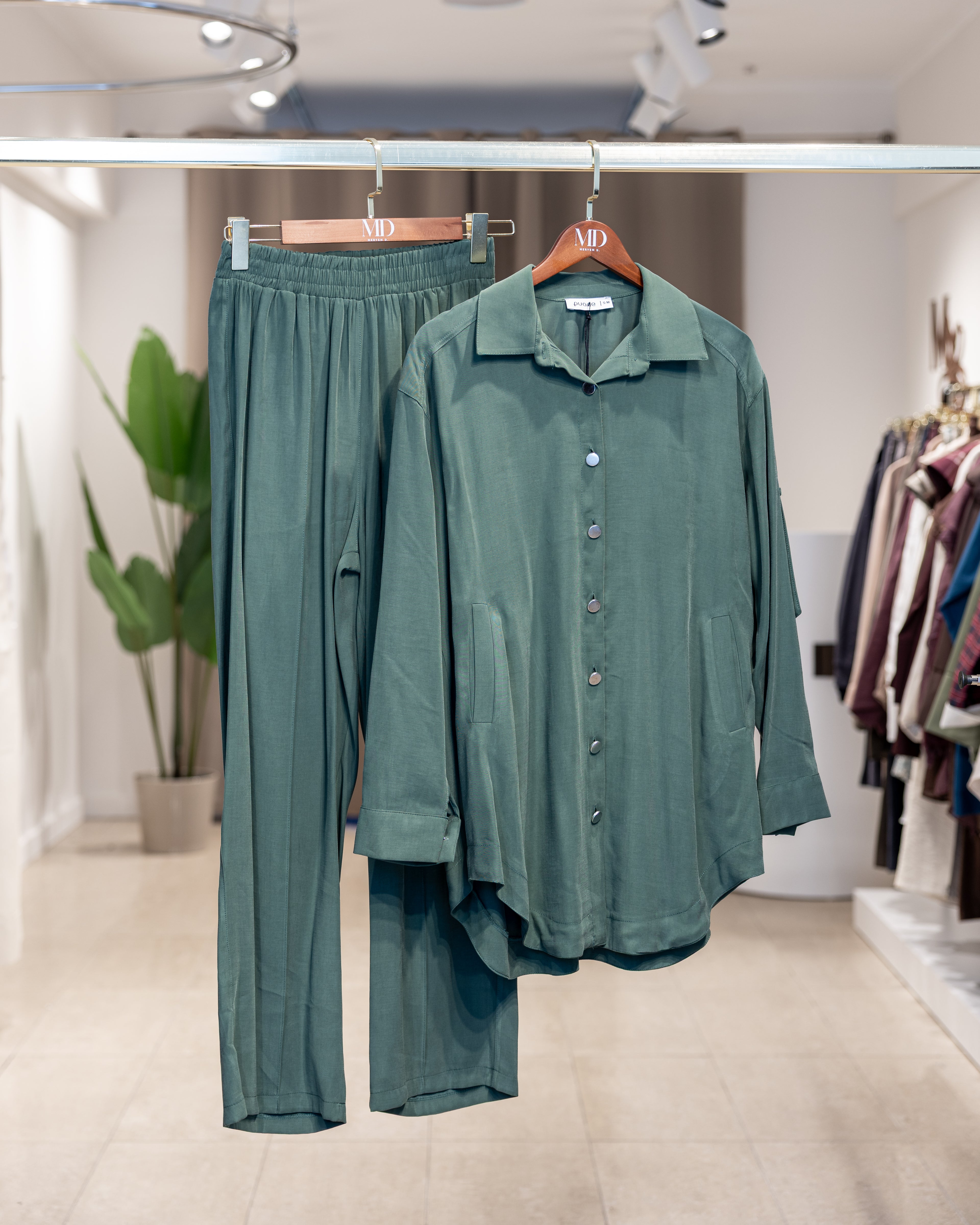Ensemble pantalon et chemise col cubain vert sauge