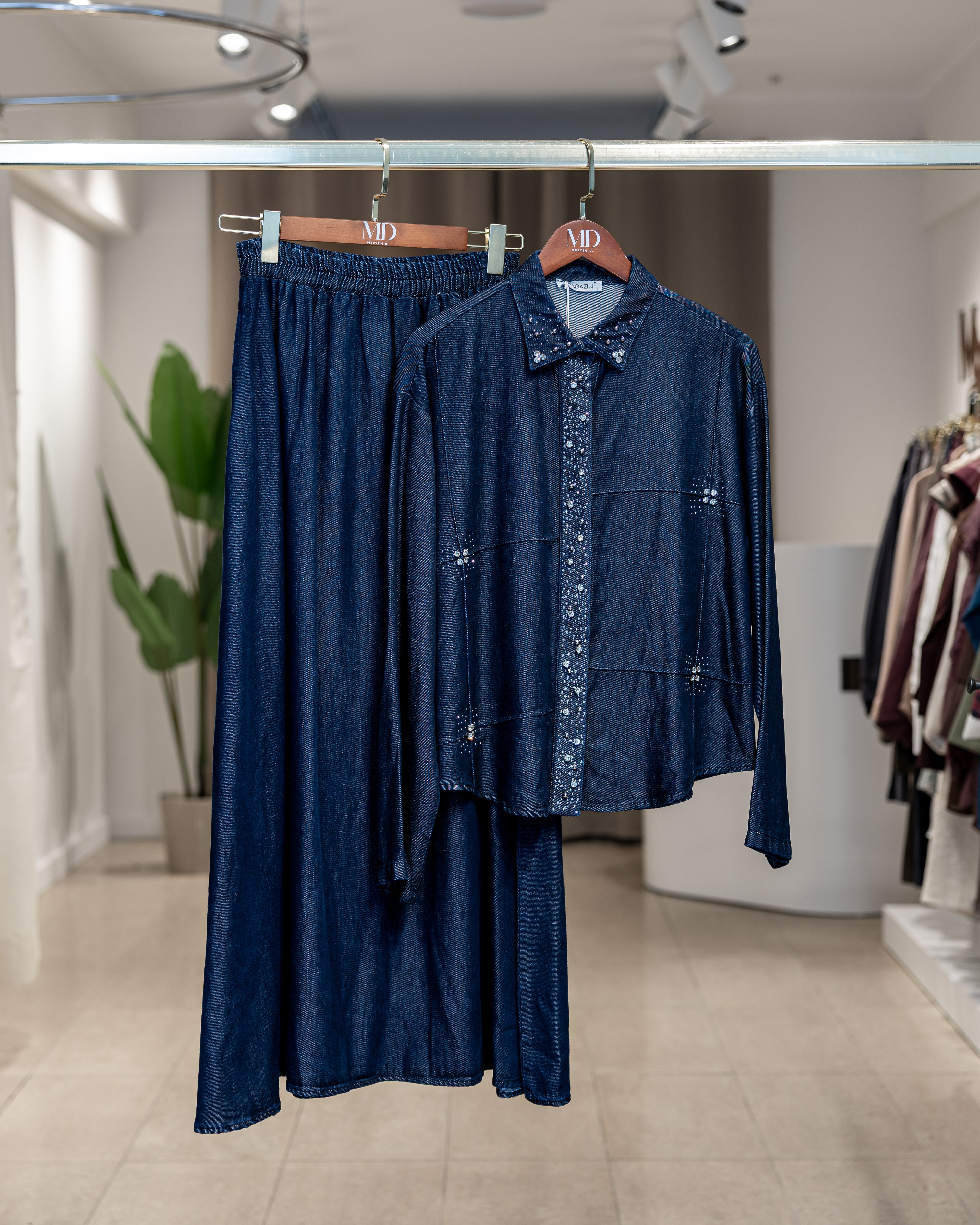 Ensemble jupe longue et chemise denim avec strass