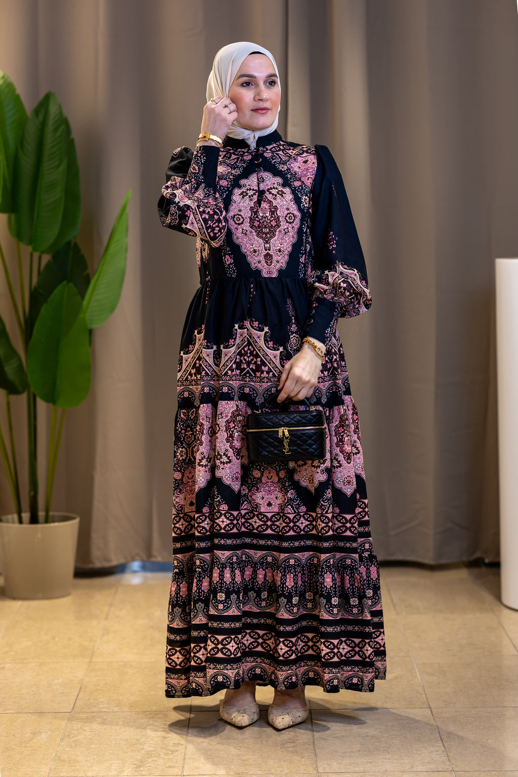 Robe longue noire à imprimé oriental rose