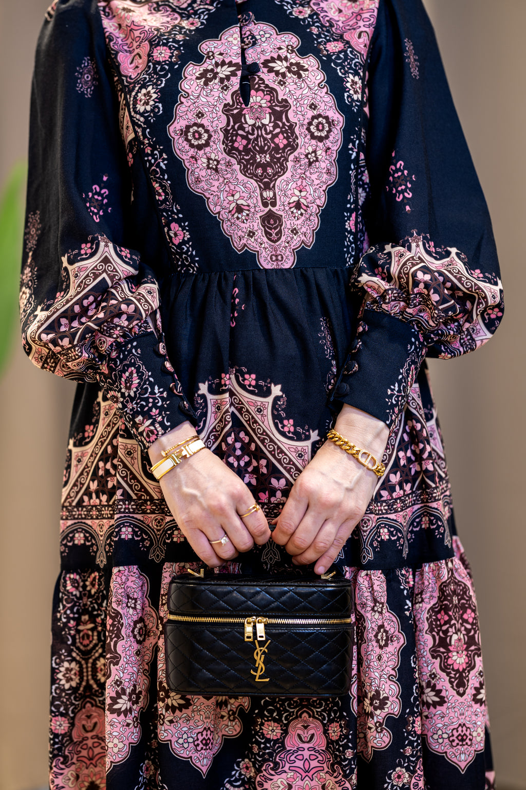 Robe longue noire à imprimé oriental rose