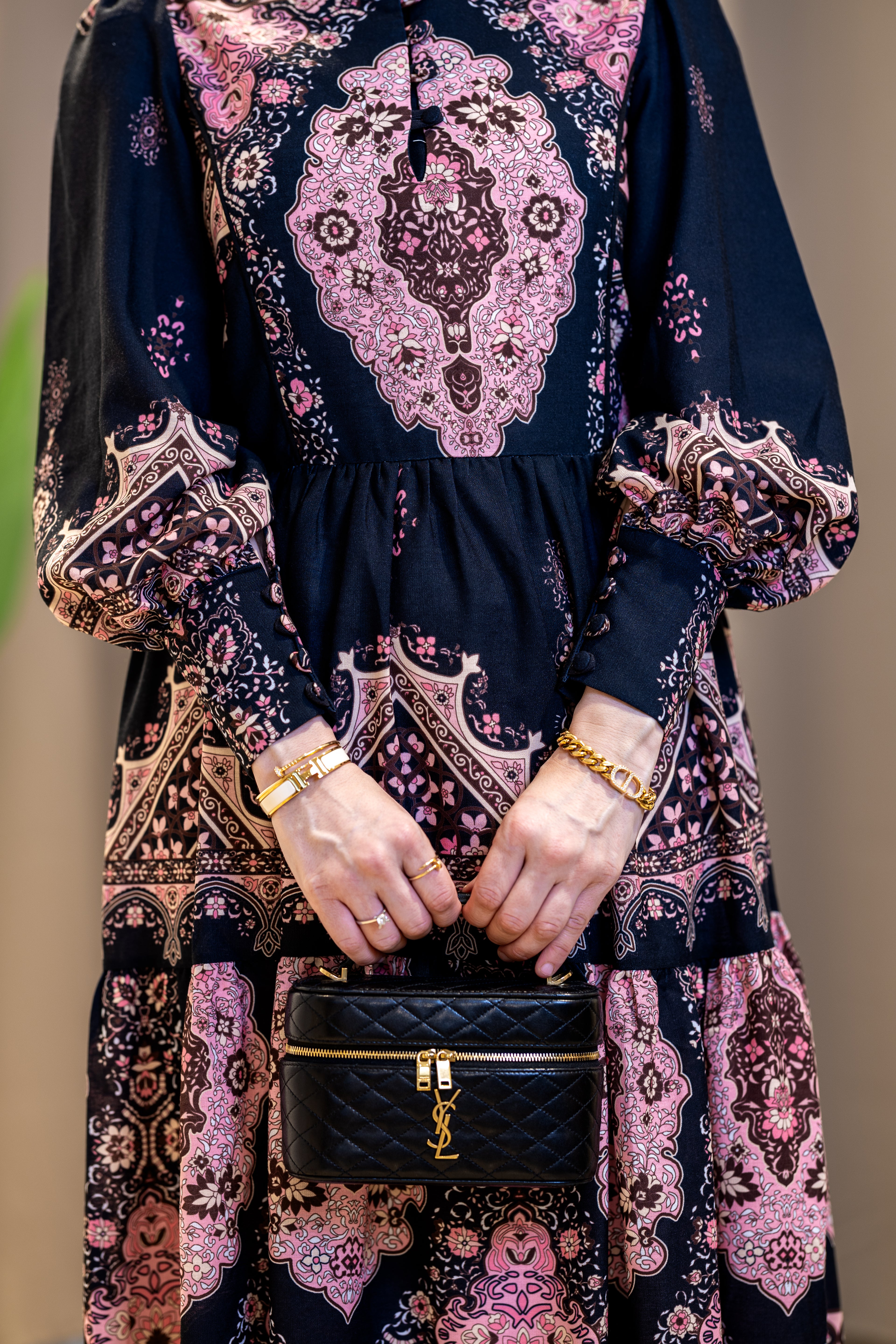 Robe longue noire à imprimé oriental rose