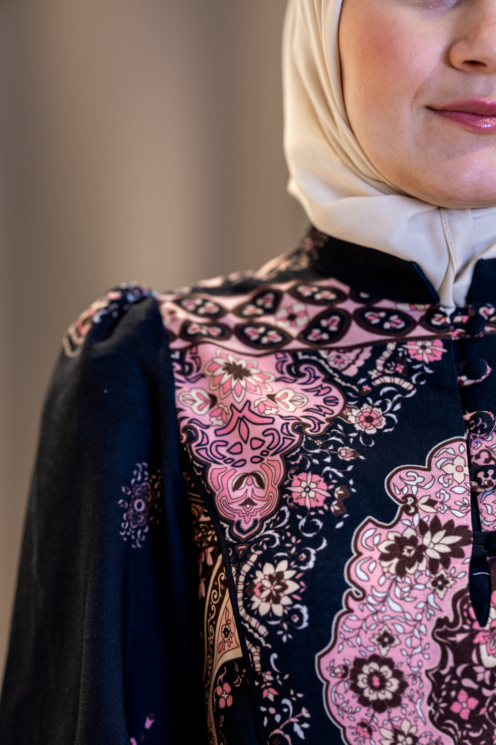 Robe longue noire à imprimé oriental rose