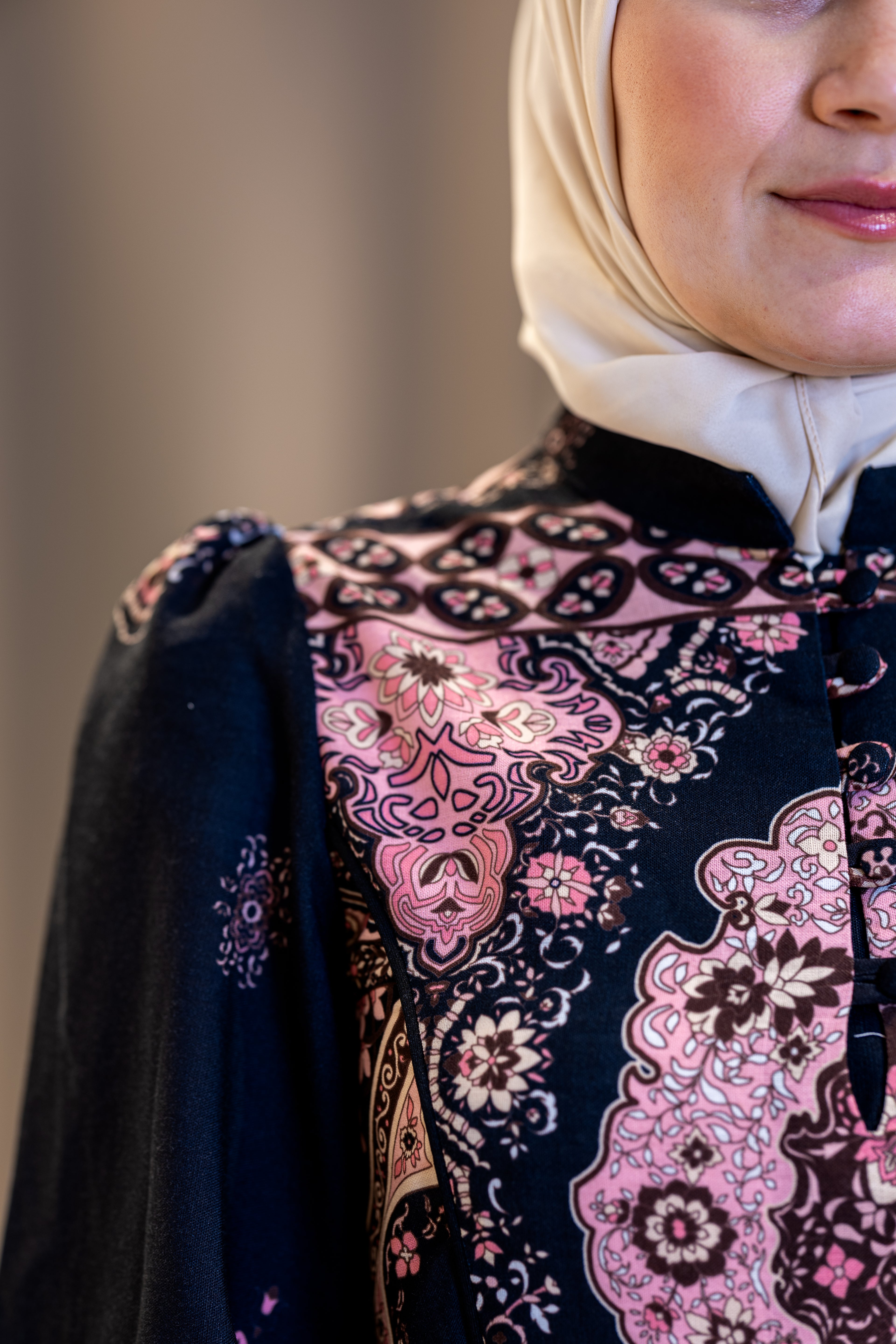 Robe longue noire à imprimé oriental rose