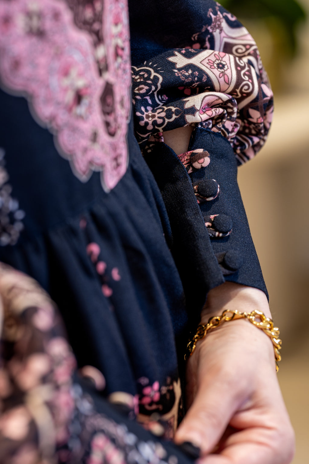 Robe longue noire à imprimé oriental rose