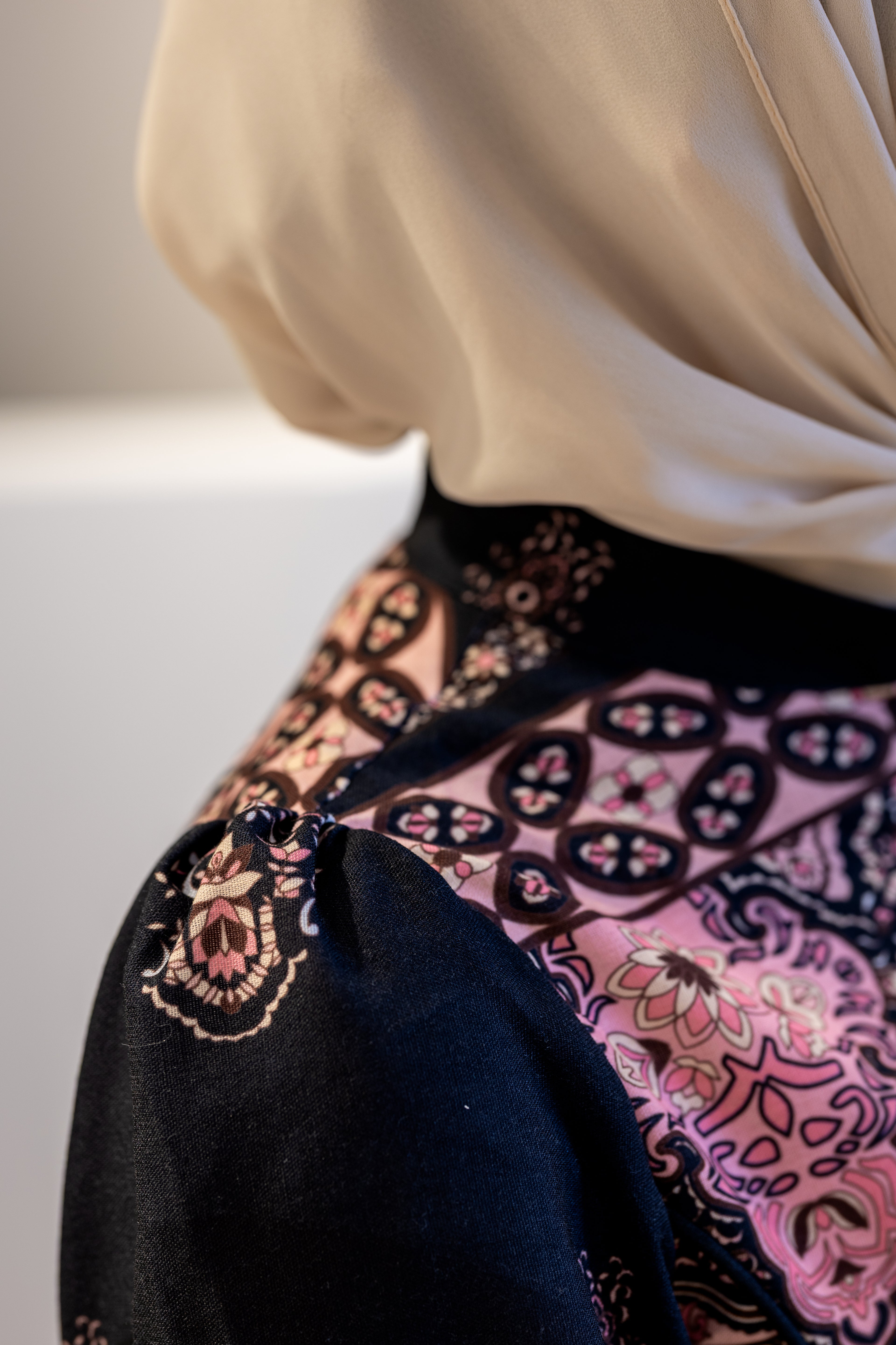 Robe longue noire à imprimé oriental rose