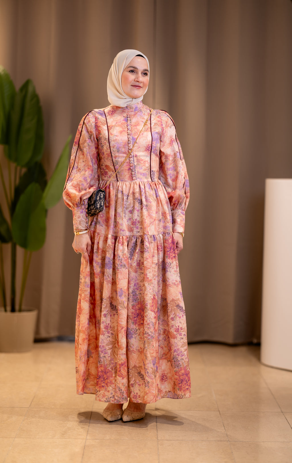 Robe longue fleurie à volants pêche
