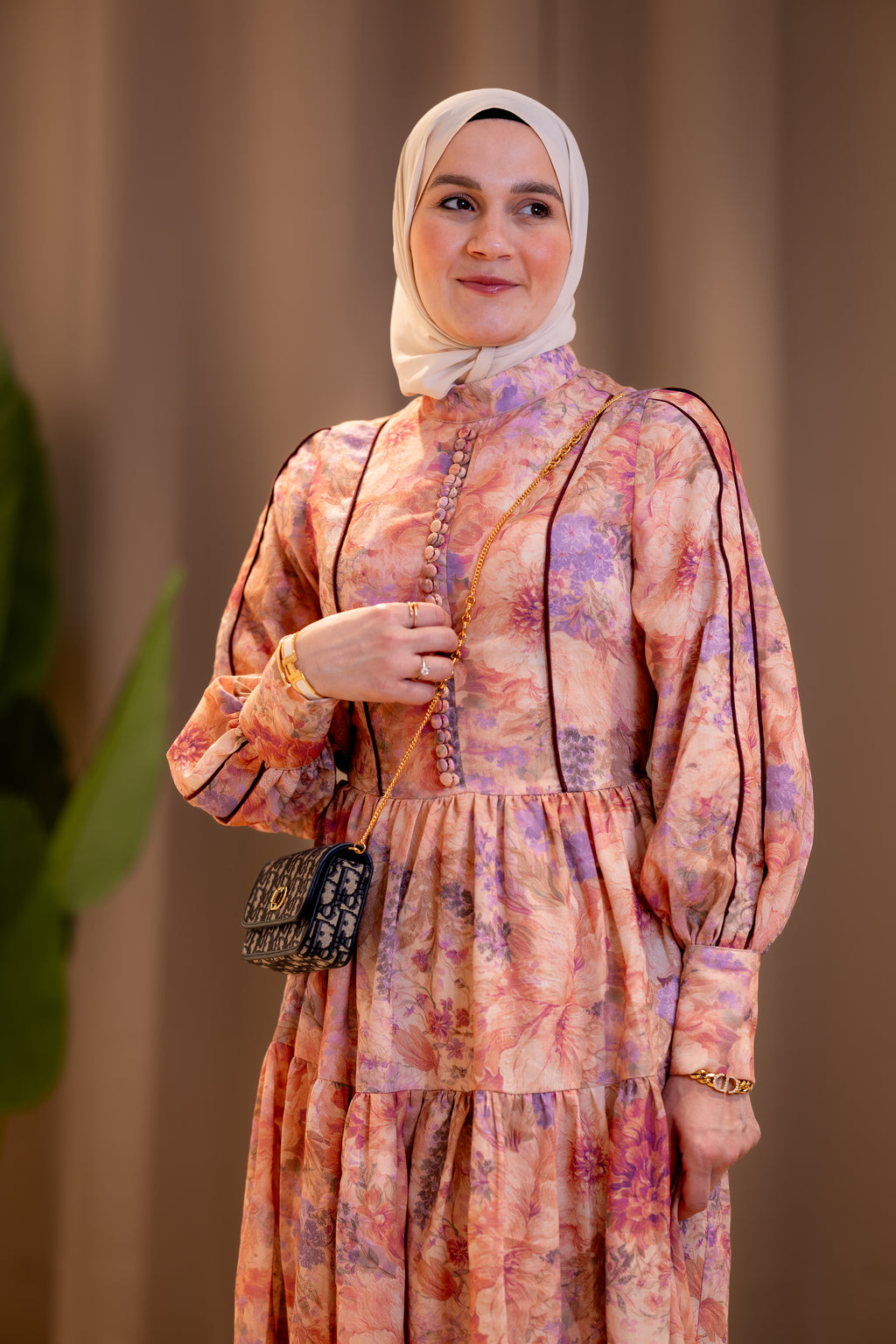 Robe longue fleurie à volants pêche