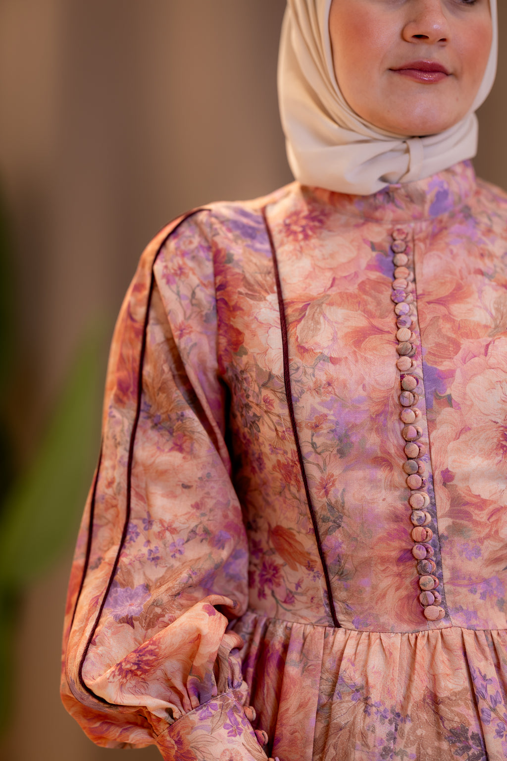Robe longue fleurie à volants pêche