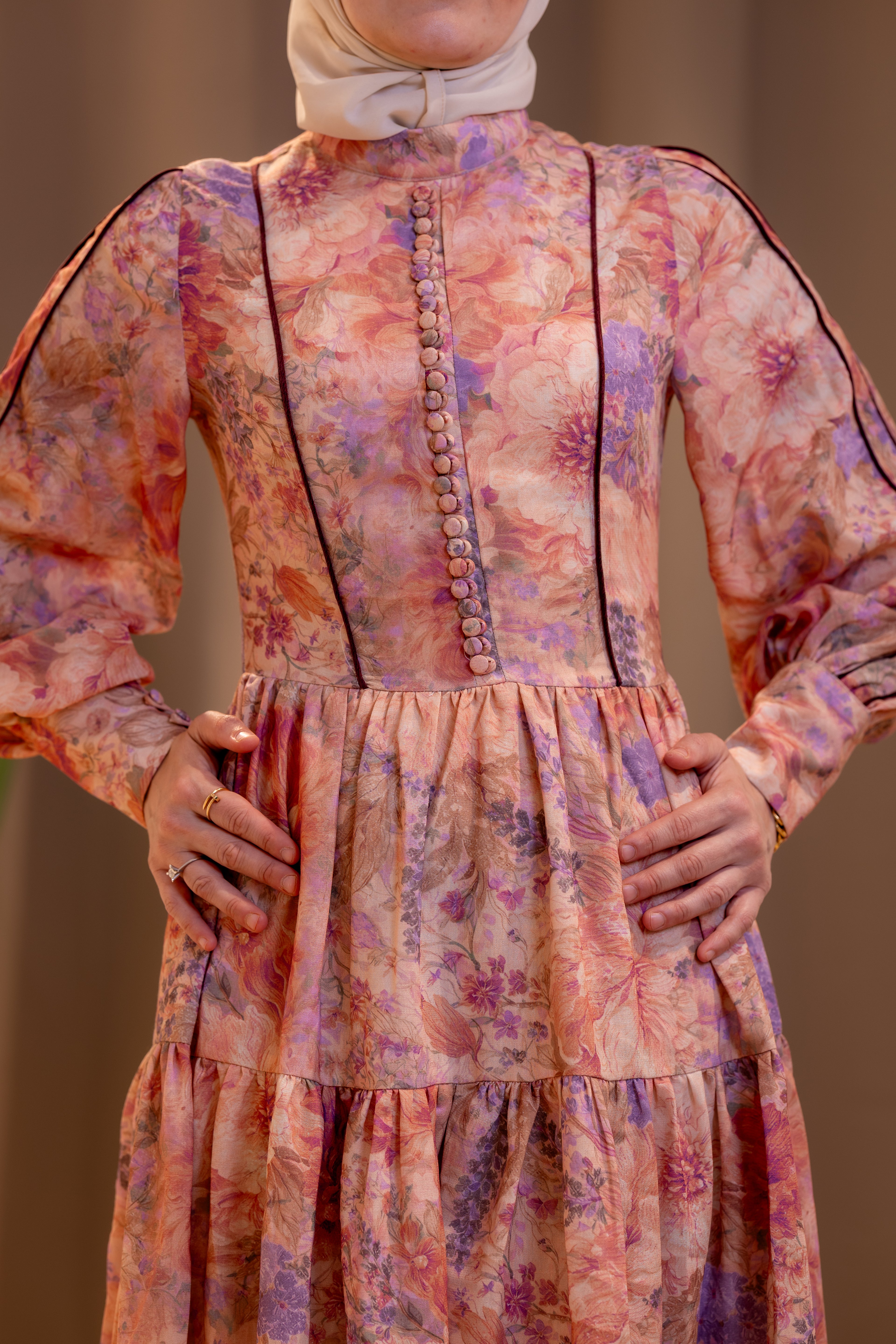 Robe longue fleurie à volants pêche