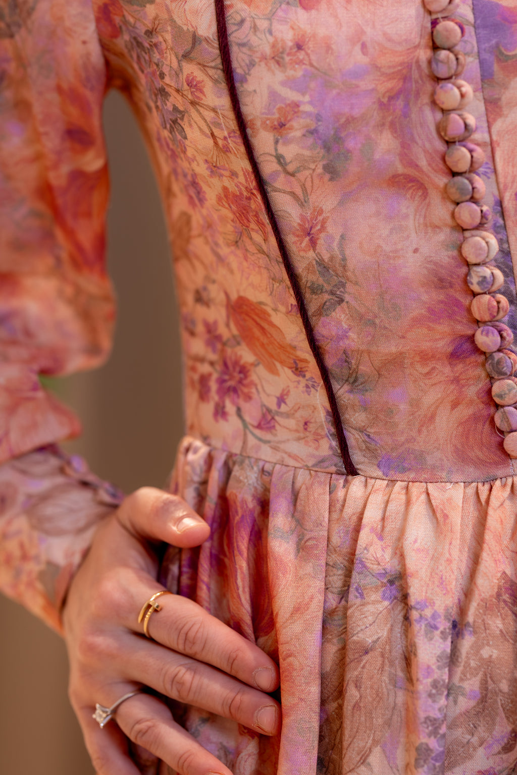Robe longue fleurie à volants pêche