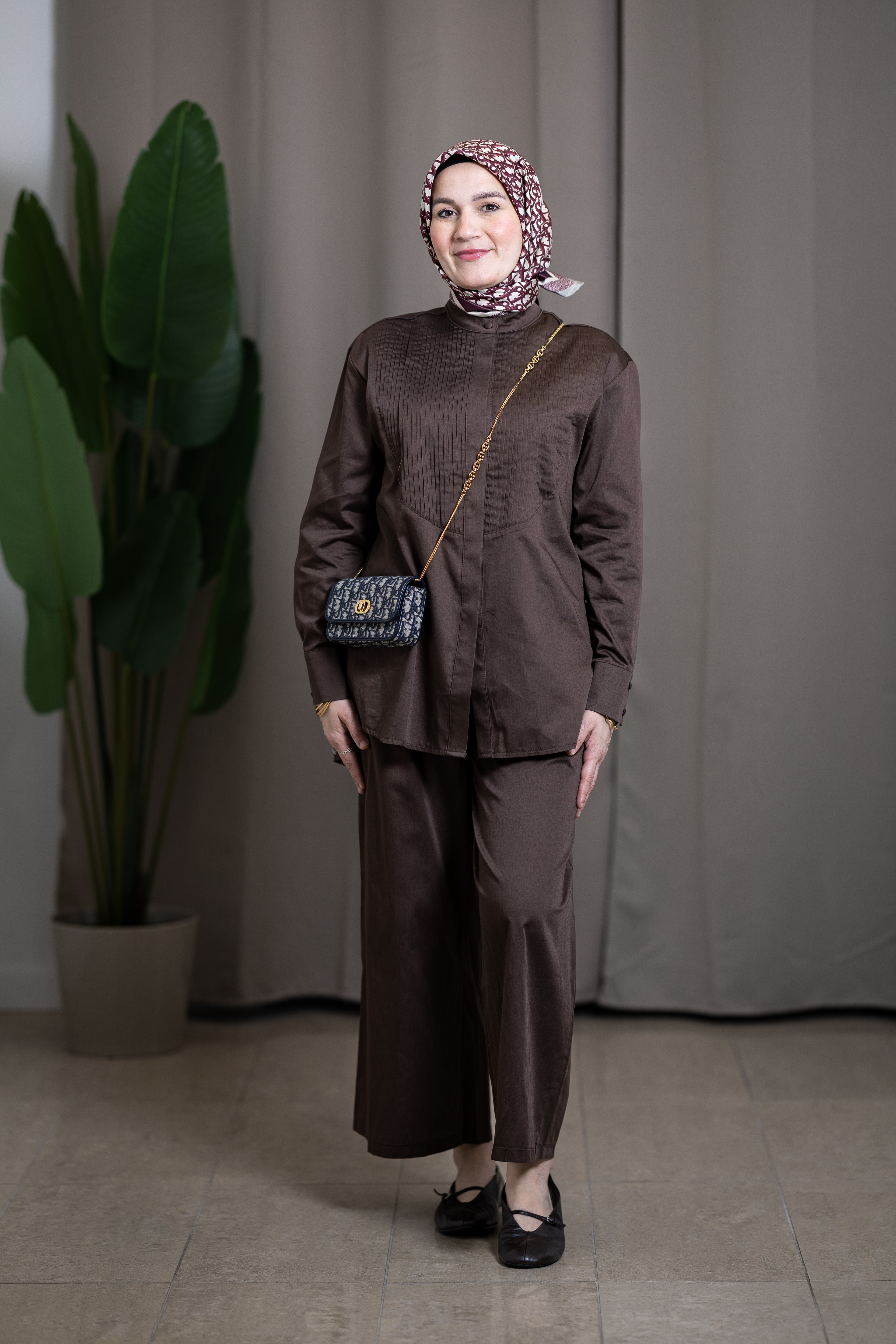 Ensemble chemise plissée et pantalon large marron