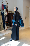 Robe noire avec détail croisé