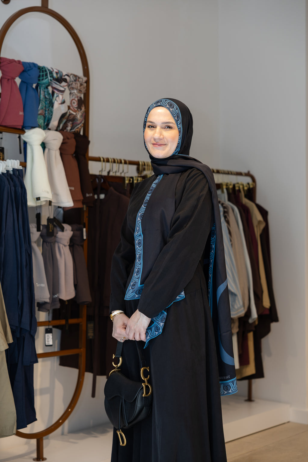 Robe noire avec détail croisé