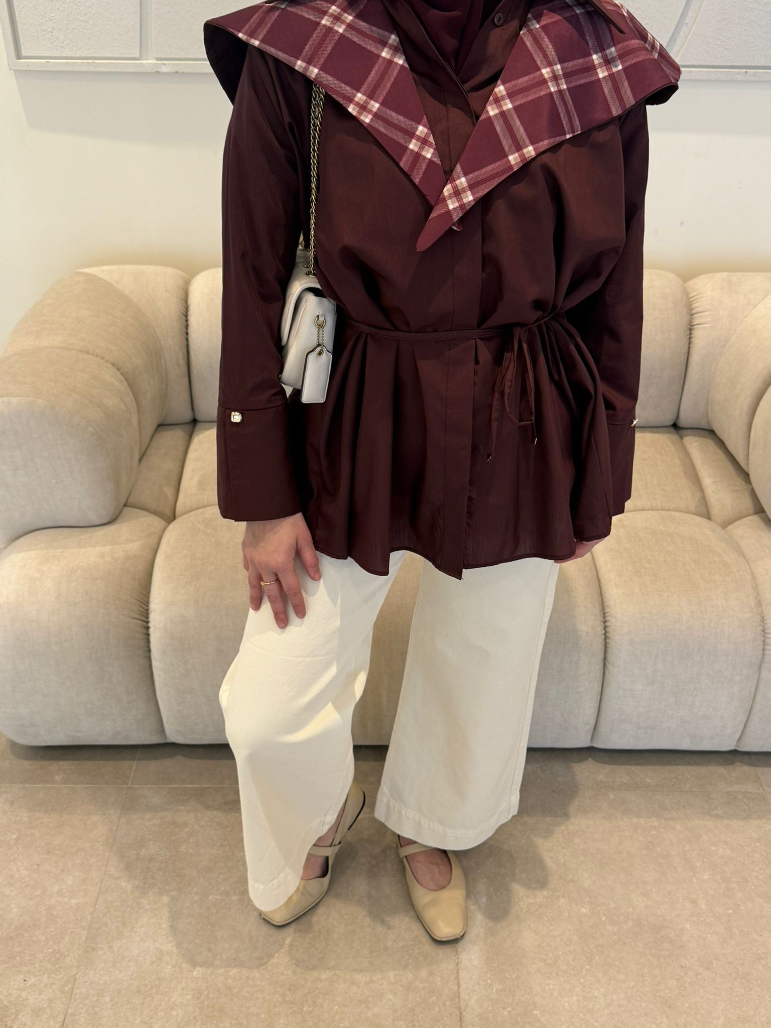 Chemise en dacron à grand col et empiècement à carreaux