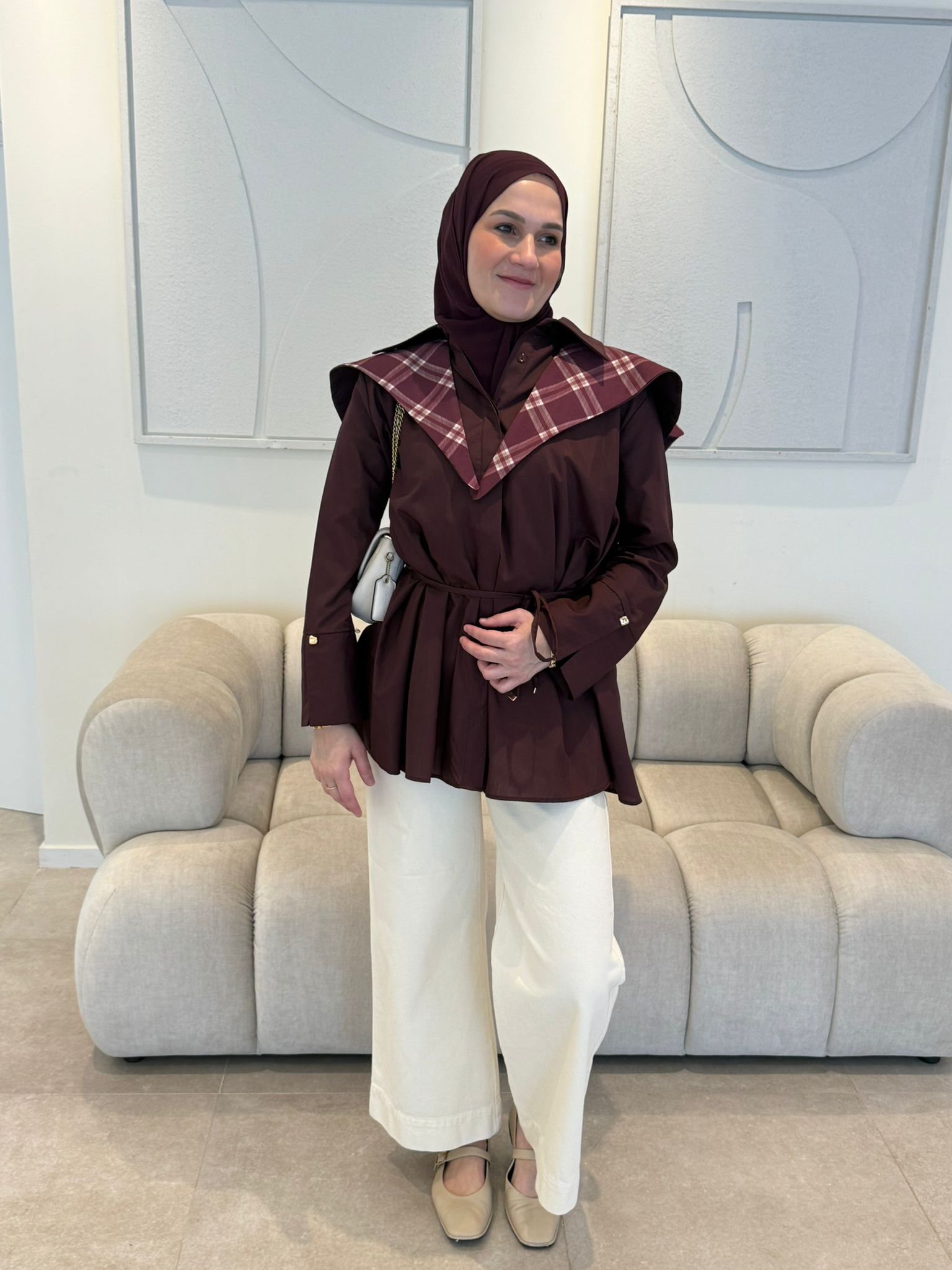 Chemise en dacron à grand col et empiècement à carreaux