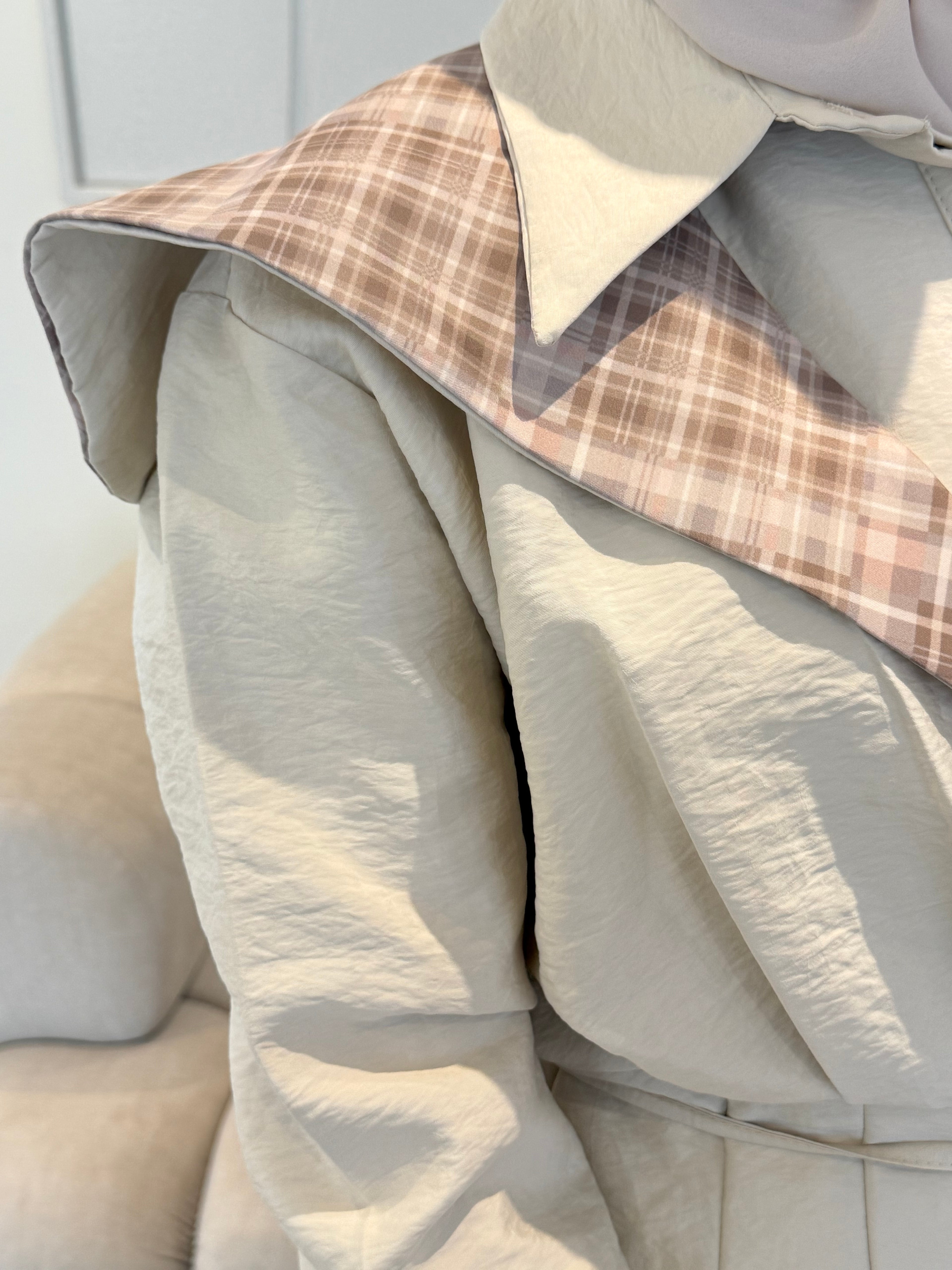 Ensemble à carreaux à large col avec plis à la taille